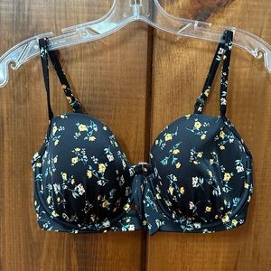 Women bikini top. 32DD.